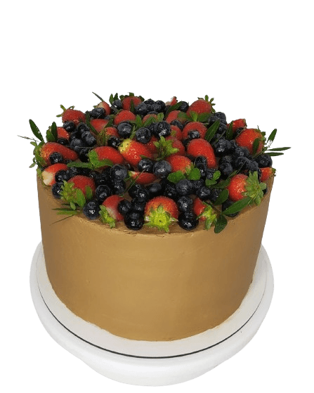 Торт с золотистым покрытием и ягодой