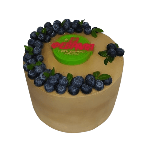 Торт на 23 февраля с ягодами и тематическим декором